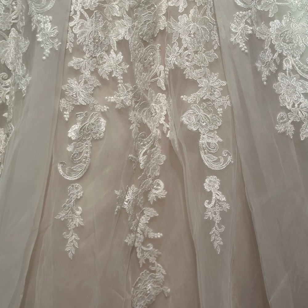 A Line wedding dress - Picture 9 of 12